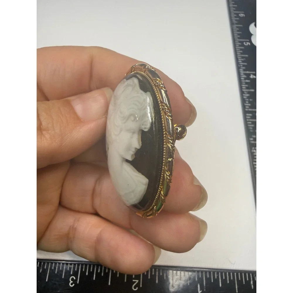 Vintage Gold Tone Oval Cameo Brooch Pendant‎ Female Profile Brown White Jewelry